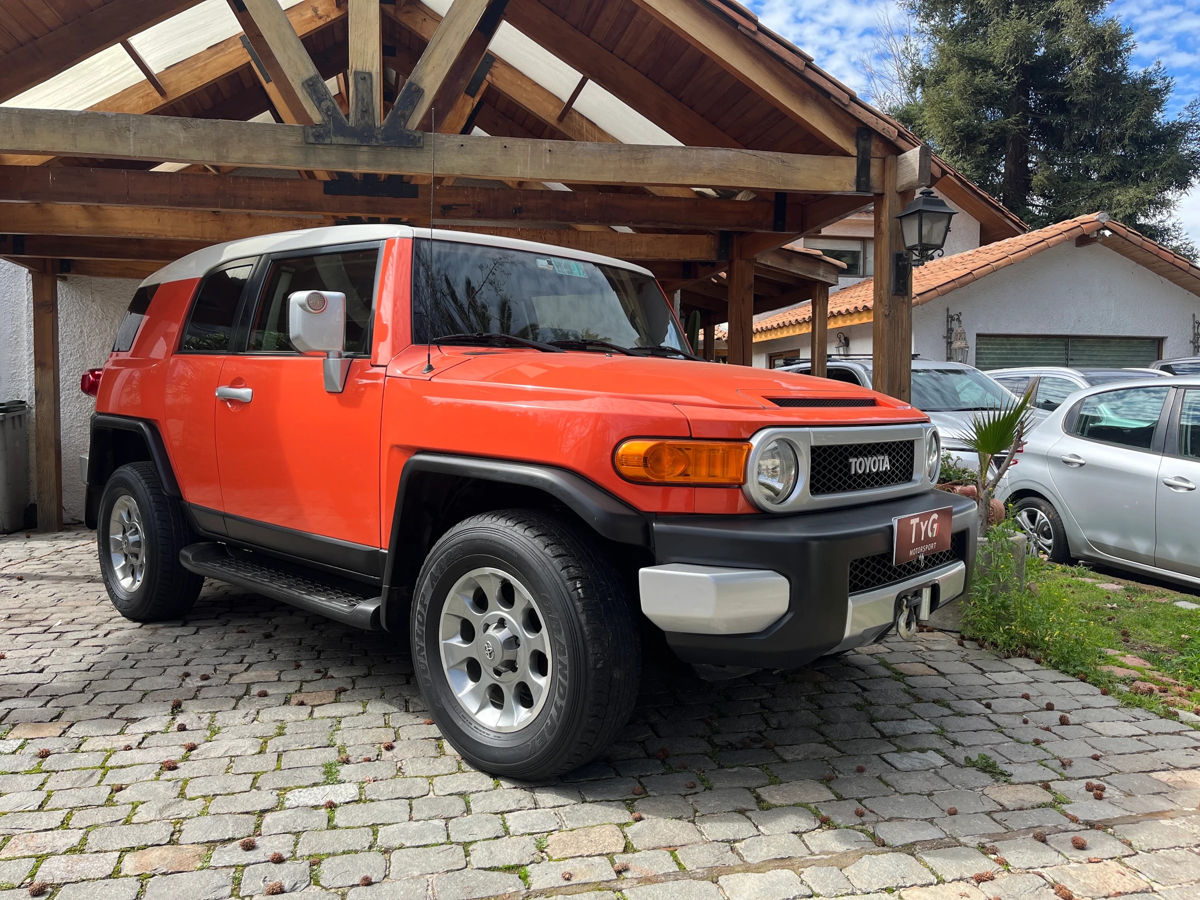 TOYOTA FJ Cruiser - 1